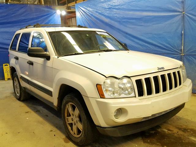 1J8GR48K85C607957 - 2005 JEEP GRAND CHER WHITE photo 1