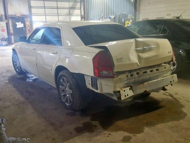 2C3JA43R05H525795 - 2005 CHRYSLER 300 WHITE photo 3