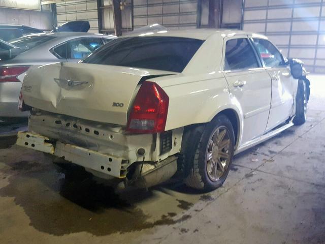 2C3JA43R05H525795 - 2005 CHRYSLER 300 WHITE photo 4