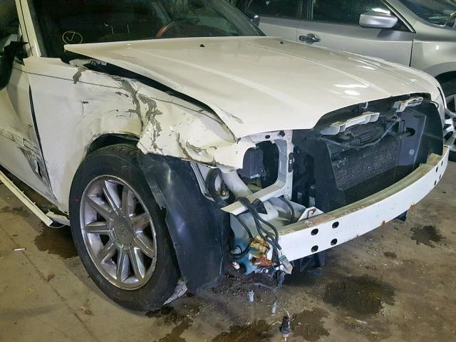 2C3JA43R05H525795 - 2005 CHRYSLER 300 WHITE photo 9