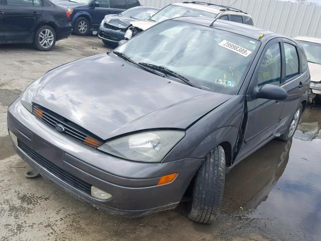 3FAHP37303R122853 - 2003 FORD FOCUS ZX5 GRAY photo 2