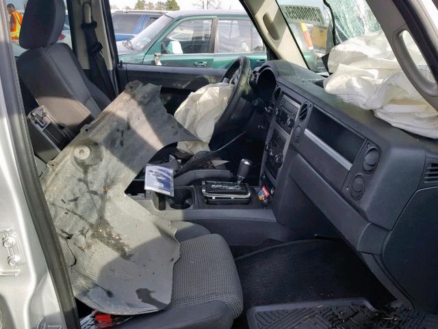 1J8HG48KX8C172356 - 2008 JEEP COMMANDER SILVER photo 5