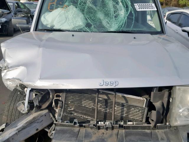 1J8HG48KX8C172356 - 2008 JEEP COMMANDER SILVER photo 7