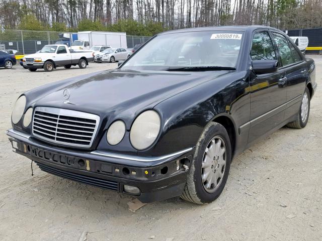 WDBJF65F8WA608918 - 1998 MERCEDES-BENZ E 320 BLACK photo 2