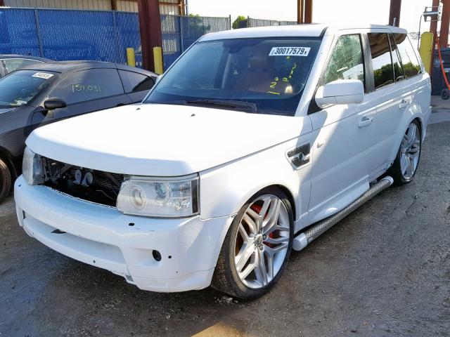 SALSH2E47BA271653 - 2011 LAND ROVER RANGE ROVE WHITE photo 2