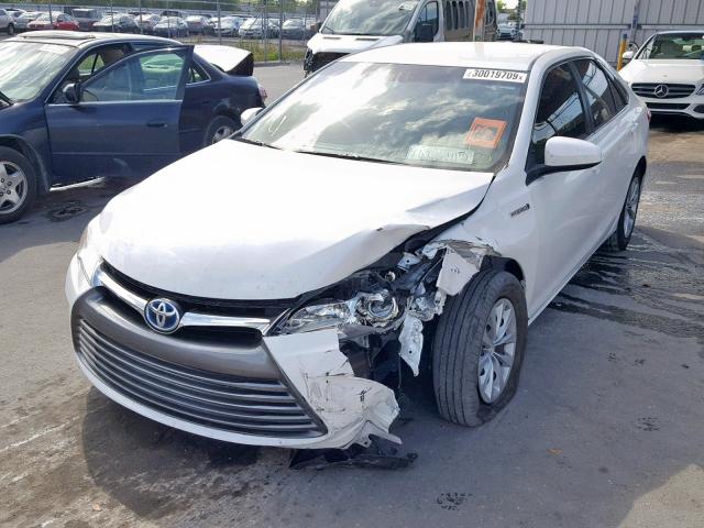 4T1BD1FK4HU212377 - 2017 TOYOTA CAMRY HYBR WHITE photo 2