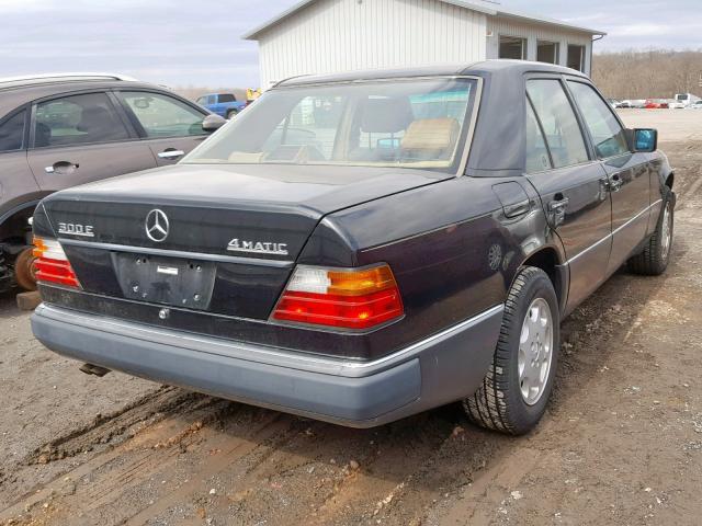 WDBED30E9NB793140 - 1992 MERCEDES-BENZ 300 E 4MAT BLACK photo 4