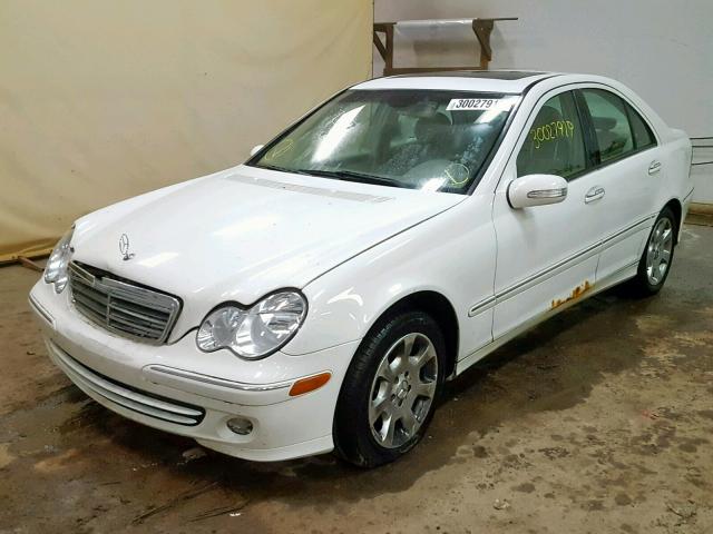 WDBRF84J45F620246 - 2005 MERCEDES-BENZ C 320 WHITE photo 2