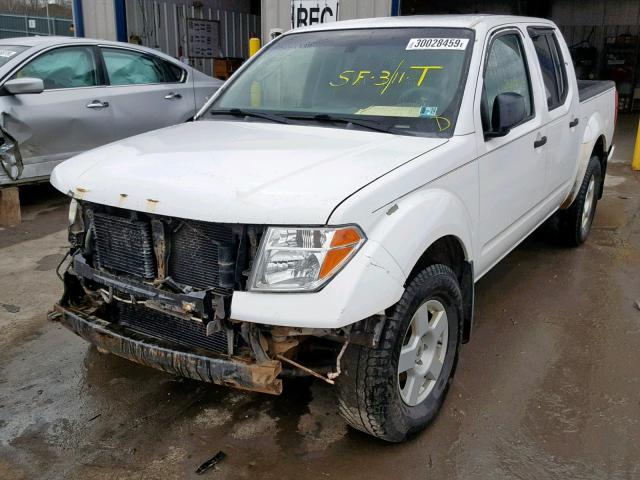 1N6AD07W46C402689 - 2006 NISSAN FRONTIER C WHITE photo 2