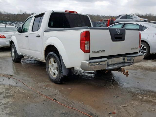 1N6AD07W46C402689 - 2006 NISSAN FRONTIER C WHITE photo 3