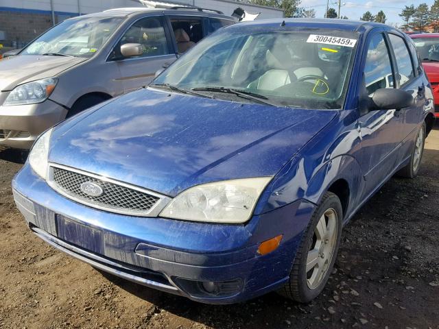 3FAFP37N45R156015 - 2005 FORD FOCUS ZX5 BLUE photo 2