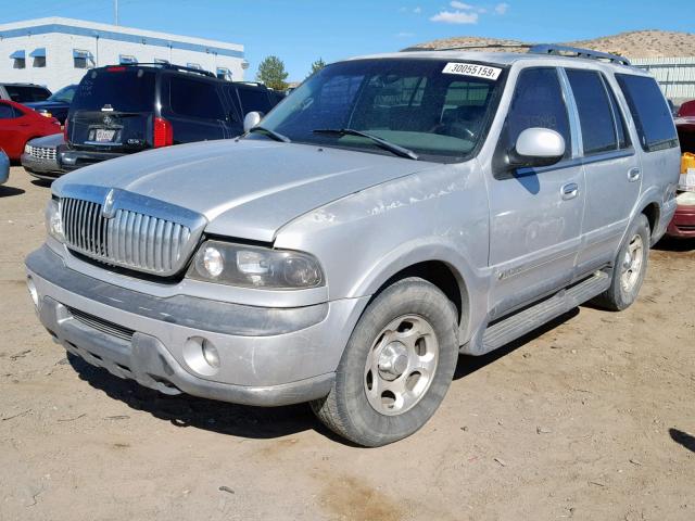 5LMPU28L8WLJ50290 - 1998 LINCOLN NAVIGATOR SILVER photo 2