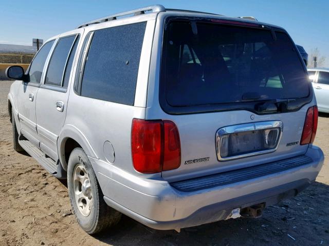 5LMPU28L8WLJ50290 - 1998 LINCOLN NAVIGATOR SILVER photo 3