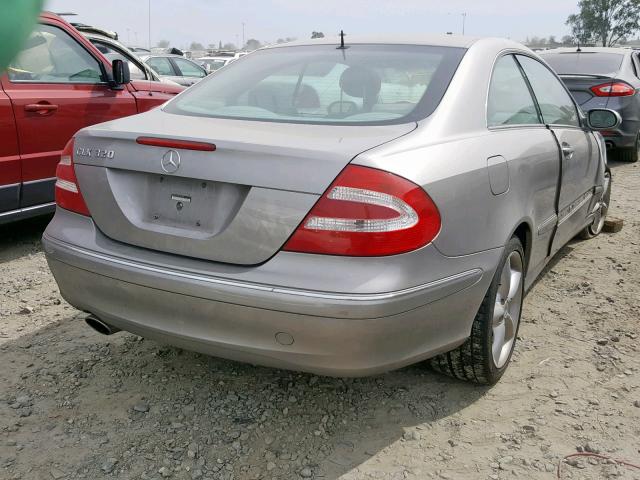 WDBTJ65J15F139443 - 2005 MERCEDES-BENZ CLK 320C GRAY photo 4