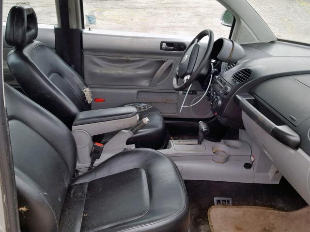 3VWCC21C0YM411123 - 2000 VOLKSWAGEN NEW BEETLE ნაცრისფერი ფოტო 5