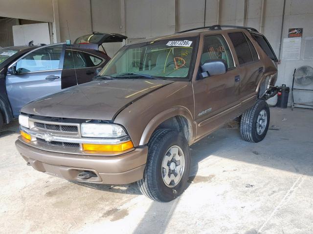 1GNDT13W52K228766 - 2002 CHEVROLET BLAZER BROWN photo 2