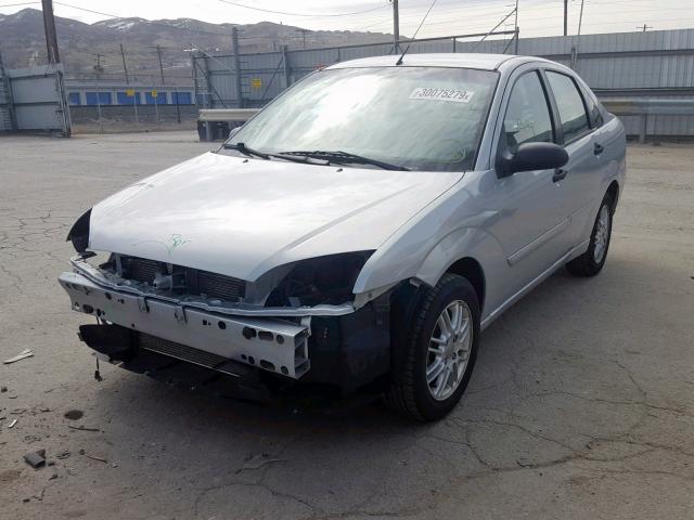 1FAFP34N87W121577 - 2007 FORD FOCUS ZX4 SILVER photo 2