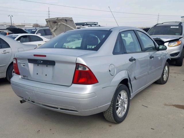 1FAFP34N87W121577 - 2007 FORD FOCUS ZX4 SILVER photo 4