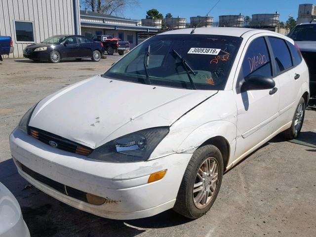 3FAFP37383R138354 - 2003 FORD FOCUS ZX5 WHITE photo 2