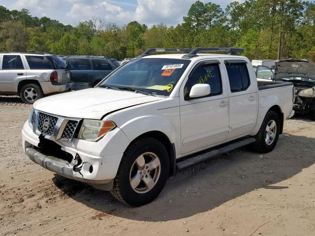 1N6AD07UX6C457243 - 2006 NISSAN FRONTIER C WHITE photo 2