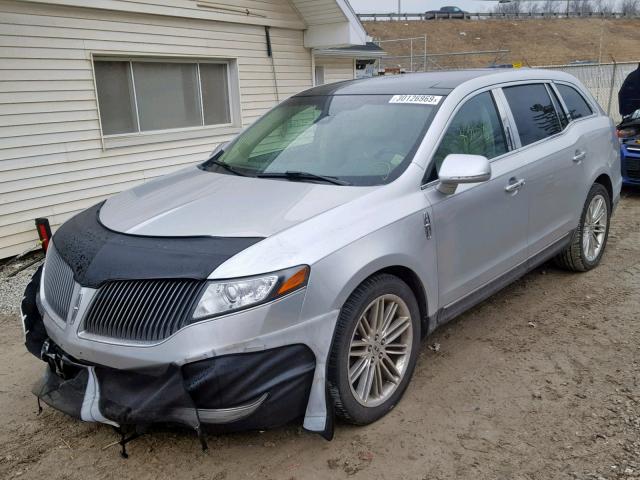 2LMHJ5AT8DBL58554 - 2013 LINCOLN MKT SILVER photo 2