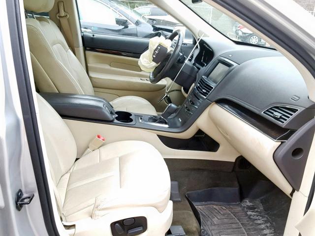 2LMHJ5AT8DBL58554 - 2013 LINCOLN MKT SILVER photo 5