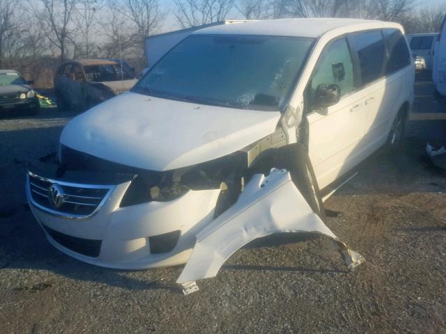 2V4RW3D13AR167184 - 2010 VOLKSWAGEN ROUTAN SE WHITE photo 2