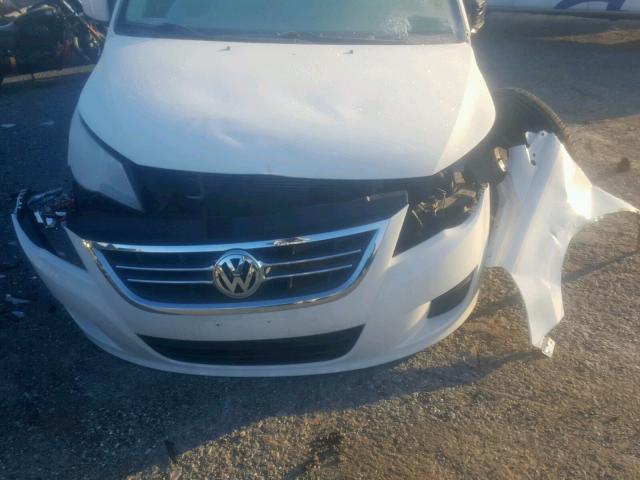 2V4RW3D13AR167184 - 2010 VOLKSWAGEN ROUTAN SE WHITE photo 9