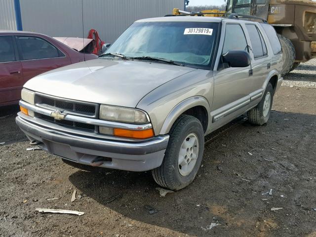 1GNDT13WXY2188158 - 2000 CHEVROLET BLAZER BEIGE photo 2