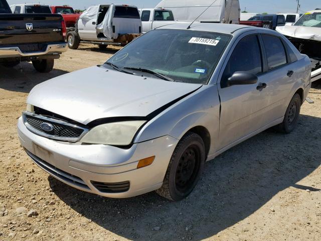 1FAFP34N47W196163 - 2007 FORD FOCUS ZX4 SILVER photo 2