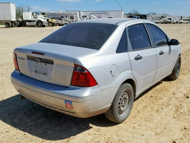 1FAFP34N47W196163 - 2007 FORD FOCUS ZX4 SILVER photo 4