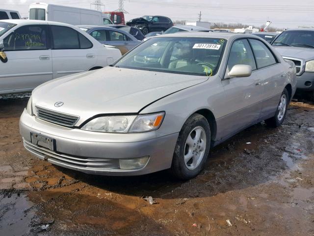 JT8BF28G2W0093213 - 1998 LEXUS ES 300 SILVER photo 2