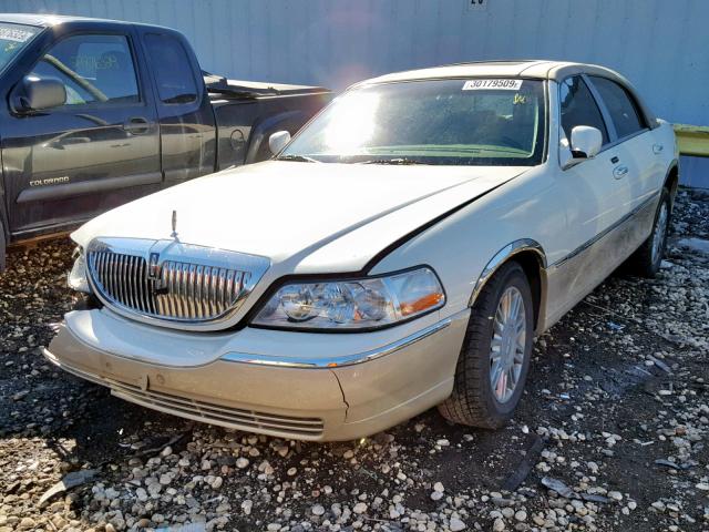 1LNHM83V36Y634891 - 2006 LINCOLN TOWN CAR D WHITE photo 2