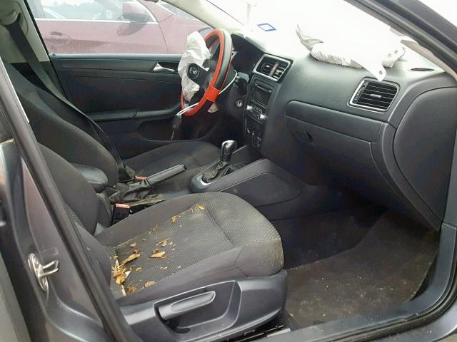 3VW2K7AJ0DM288640 - 2013 VOLKSWAGEN JETTA BASE GRAY photo 5