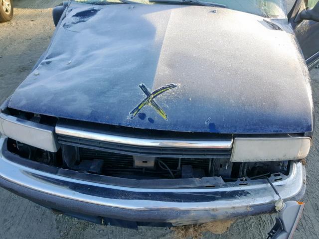 1GNDT13W4W2274742 - 1998 CHEVROLET BLAZER BLUE photo 7