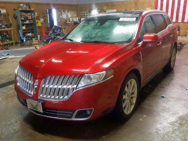 2LMHJ5AT9BBJ50440 - 2011 LINCOLN MKT RED photo 2