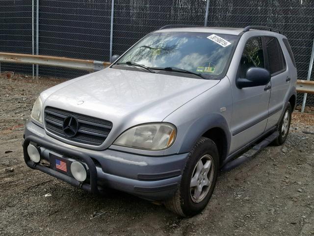 4JGAB54E6WA038929 - 1998 MERCEDES-BENZ ML 320 SILVER photo 2