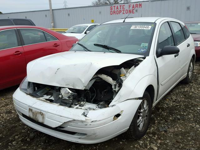 3FAFP373X3R142230 - 2003 FORD FOCUS ZX5 WHITE photo 2