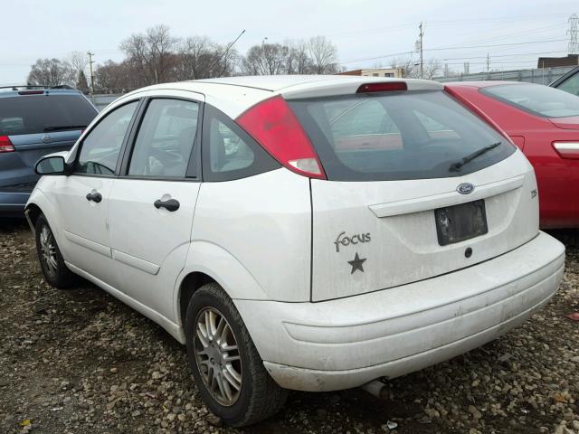 3FAFP373X3R142230 - 2003 FORD FOCUS ZX5 WHITE photo 3