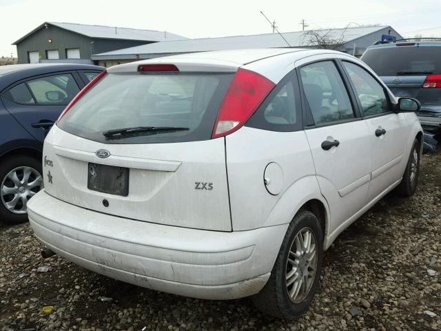 3FAFP373X3R142230 - 2003 FORD FOCUS ZX5 WHITE photo 4