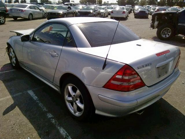 WDBKK65FX1F174920 - 2001 MERCEDES-BENZ SLK 320 SILVER photo 3