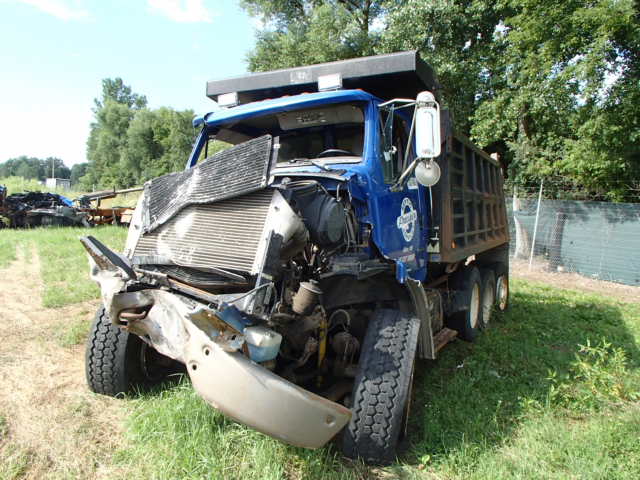 2FZXKWYB6XAB65766 - 1999 STERLING TRUCK LT9513 BLUE photo 2