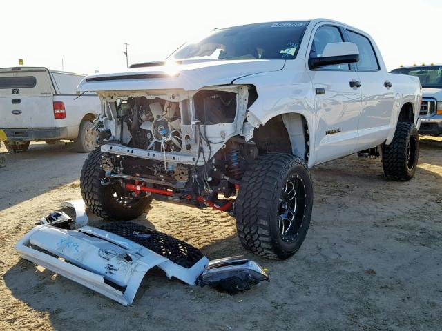 5TFDY5F16JX730642 - 2018 TOYOTA TUNDRA CRE WHITE photo 2