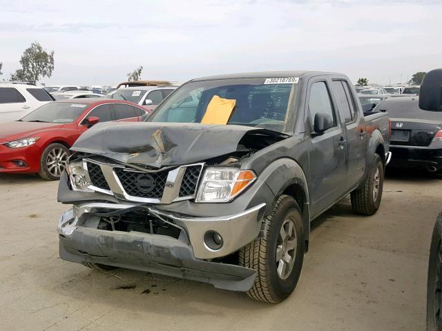 1N6AD07U85C410663 - 2005 NISSAN FRONTIER C SILVER photo 2