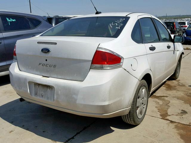 1FAHP34N28W208384 - 2008 FORD FOCUS S/SE WHITE photo 4