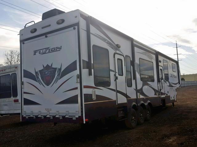 4YDF37529DF810361 - 2013 KEYSTONE FUZION WHITE photo 4