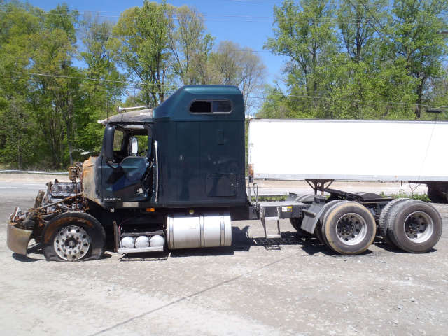 1M1AW07Y99N009083 - 2009 MACK 600 CXU GREEN photo 4