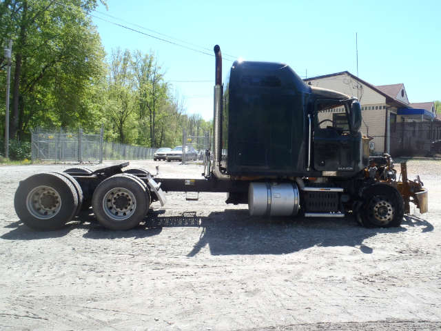 1M1AW07Y99N009083 - 2009 MACK 600 CXU GREEN photo 8