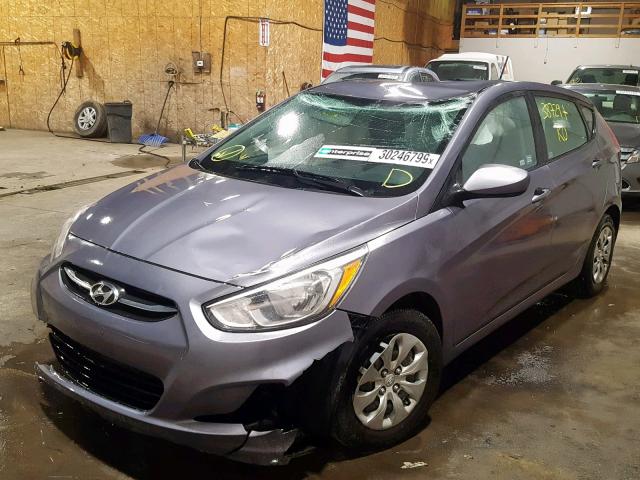 KMHCT5AE5HU322256 - 2017 HYUNDAI ACCENT SE GRAY photo 2