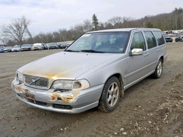 YV1LW61J7Y2712439 - 2000 VOLVO V70 BASE SILVER photo 2